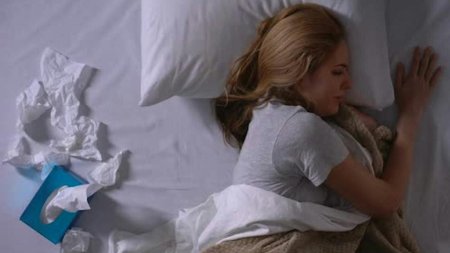 Девушка плачет на кровати