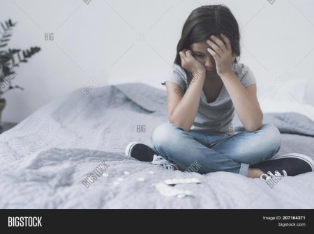 Девушка сидит на кровати