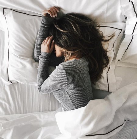 Сонная девушка