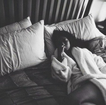 Ноги на кровати в темноте