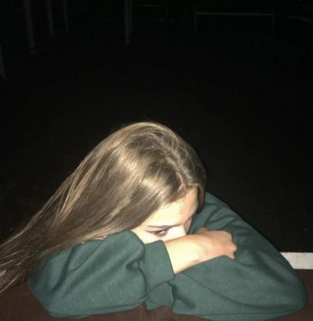 Девушка плачет в темноте