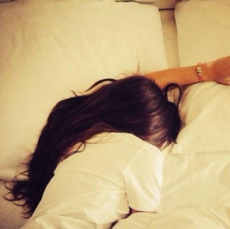 Брюнетка со спины на кровати