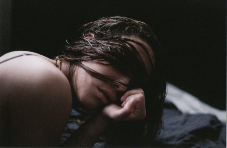 Части тела в темноте русой девушки