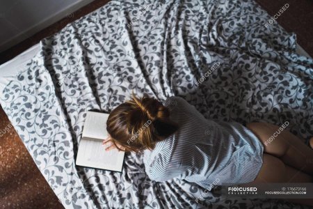 Девушка с книгой вид сверху