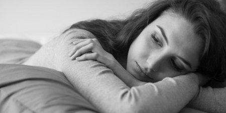 Женщина лежит