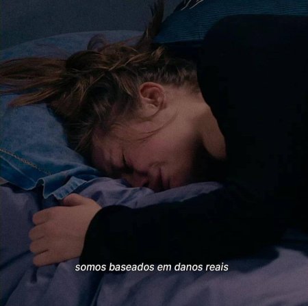 Плачет в подушку