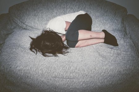 Девушка лежит и плачет