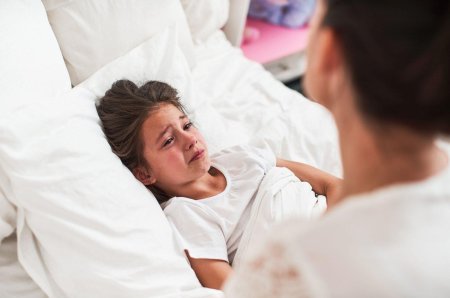 Ребенок плачет в постели