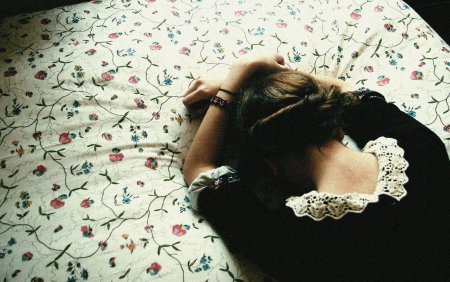 Девушка рыдает в подушку