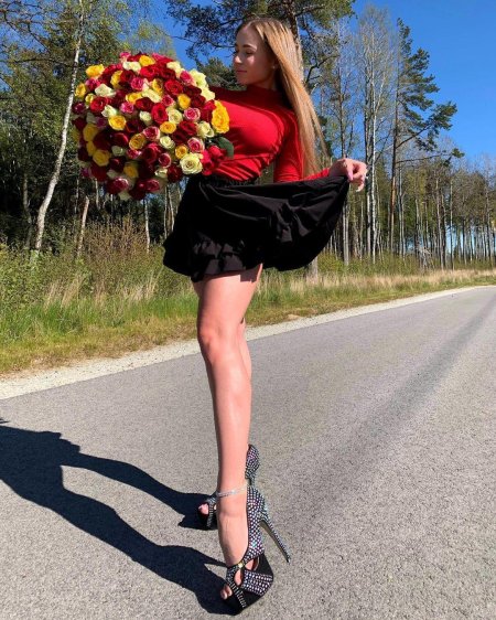 Девушка с цветами в миниюбке