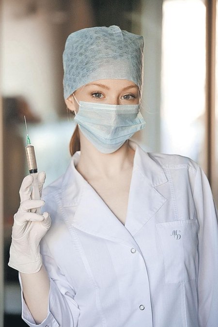 Медсестра со шприцом