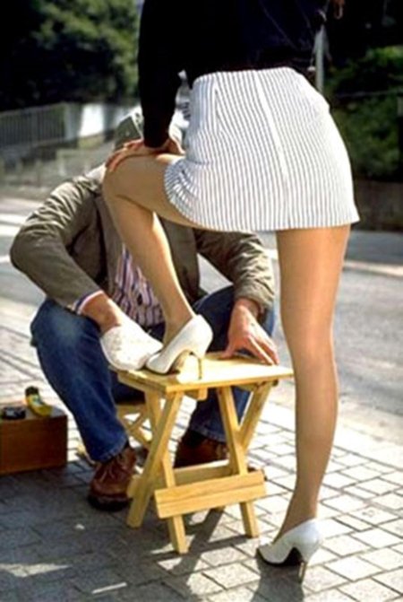 Девушка чистит обувь