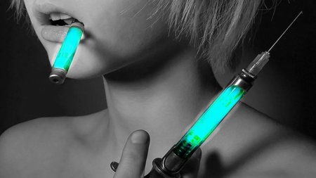 Девушка со шприцом