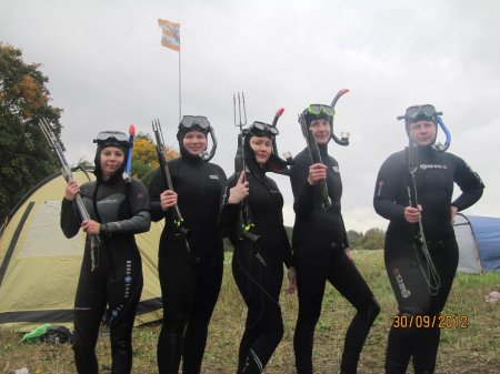 Девушка подводный охотник