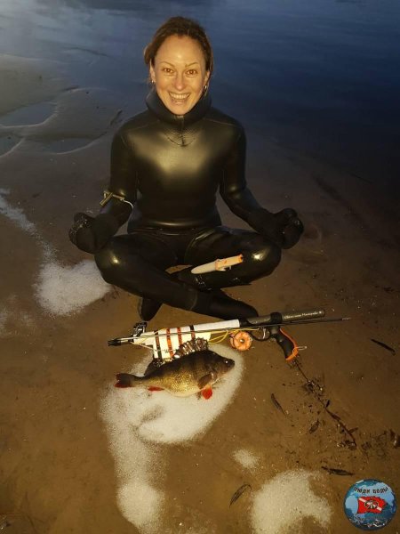 Девушка подводный охотник