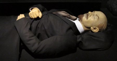 Владимир Ленин в мавзолее