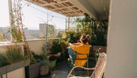 Загорает на балконе