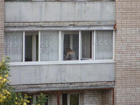 Загорает на балконе