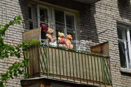 Загорает на балконе