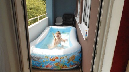Надувной бассейн на балконе