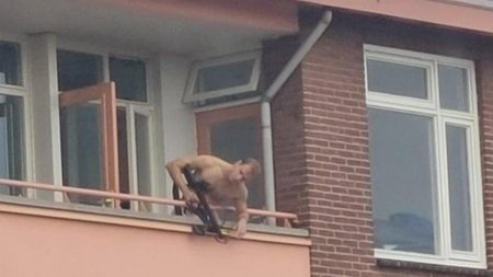 Мужчина на балконе