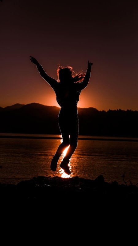 Красивый силуэт человека на природе