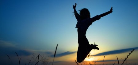 Девушка в прыжке