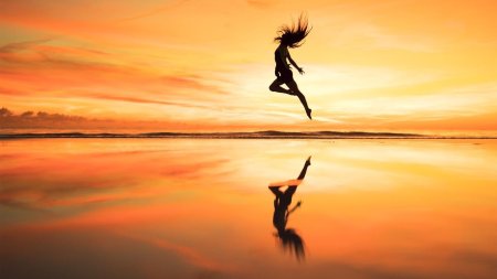 Девушка в прыжке