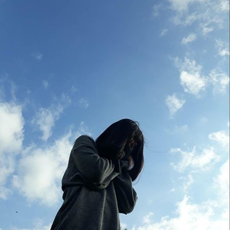 Женщина с закрытым лицом