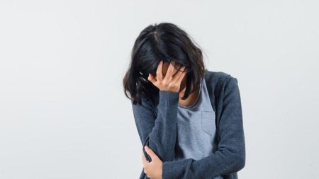 Девушка закрывает лицо