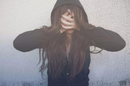 Девочкисзактрытом лицом