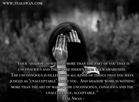 Девушка закрывает лицо руками