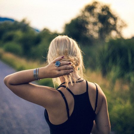 Блондинка со спины