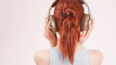 Рыжая девушка в наушниках