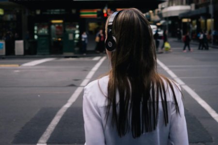 Девушка в наушниках на улице
