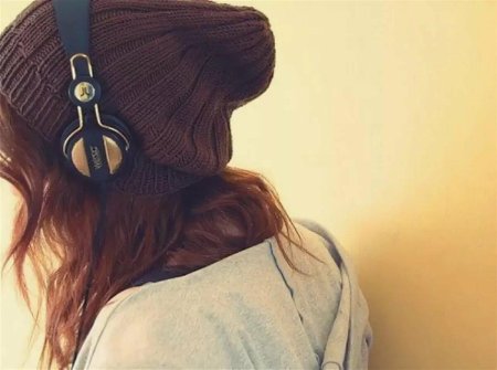 Девушка в наушниках со спины