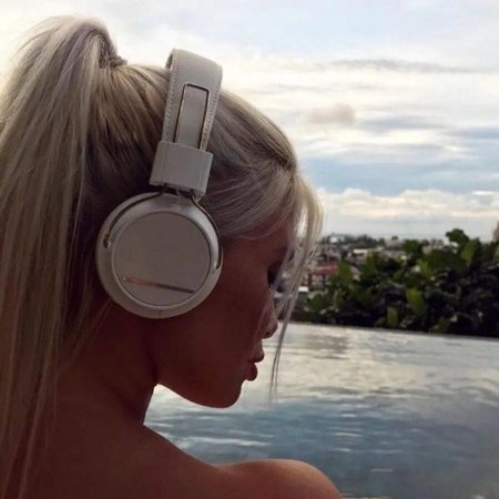 Блондинка в наушниках