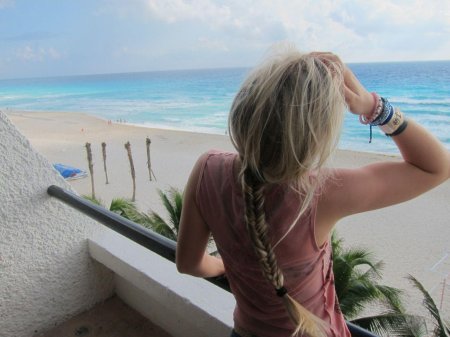 Блондинка на море со спины