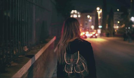 Девушка в ночном городе