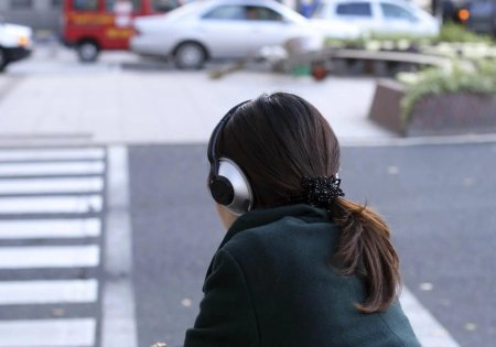 Пешеход в наушниках