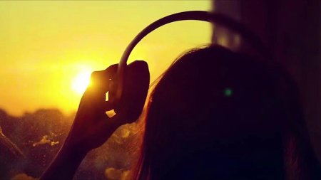 Девушка в наушниках со спины