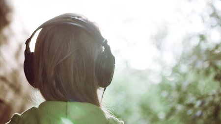 В наушниках на природе