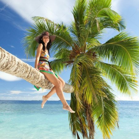 Девушка на пляже пальмы