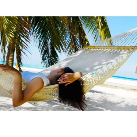 Девушка возле пальмы