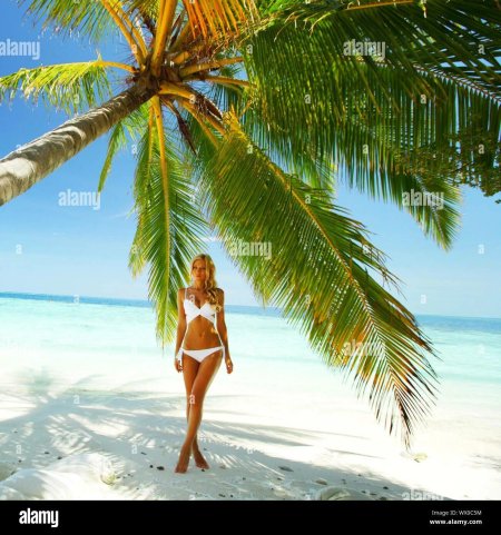 Девушка на пляже пальмы