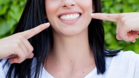 Девушка показывает зубы