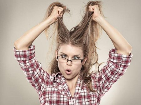 Растрепанная девушка