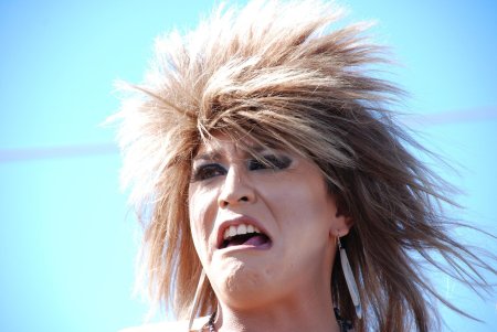 Растрепанная женщина