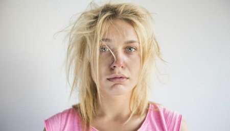 Растрепанная женщина