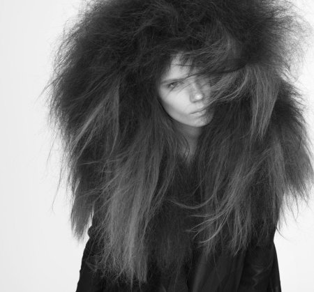 Девушка с растрепанными волосами